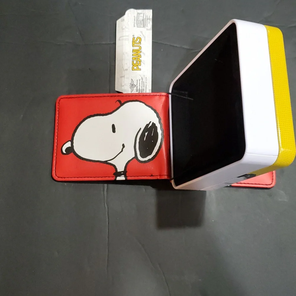 Peanuts Snoopy red oversized Snoopy printed bi-fold wallet in peanuts‎ tin case